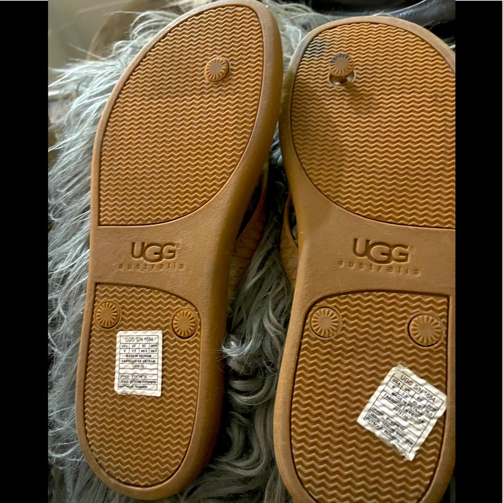 UGG FLUFFIE II FLIP FLOP with GENUINE SHEEPSKIN rubber sole! Worn 1x indoors